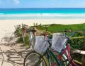 Las bicicletas son uno de los medios preferidos por los turistas para llegar a la zona de playa sin coche.