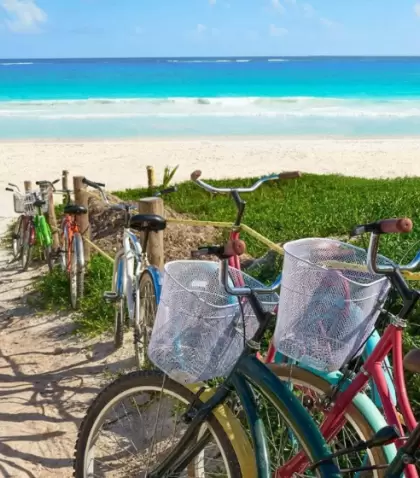 Las bicicletas son uno de los medios preferidos por los turistas para llegar a la zona de playa sin coche.