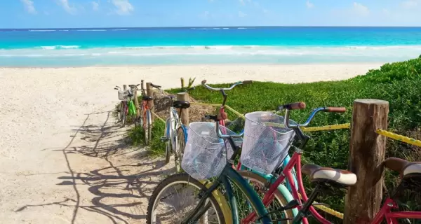 Las bicicletas son uno de los medios preferidos por los turistas para llegar a la zona de playa sin coche.