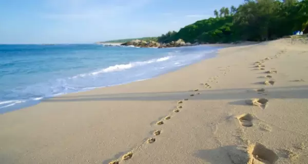 En Puerto Escondido, las caminatas en pareja por la costa del Pac�fico mexicano marcan el ritmo de un destino que se disfruta sin apuro.