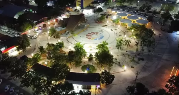 Canc�n m�s all� de la zona hotelera, con vista del Parque Las Palapas en el centro de la ciudad.