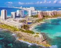 Vista de la zona hotelera de Canc�n frente al mar Caribe, uno de los paisajes m�s ic�nicos del destino.