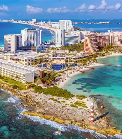 Vista de la zona hotelera de Canc�n frente al mar Caribe, uno de los paisajes m�s ic�nicos del destino.