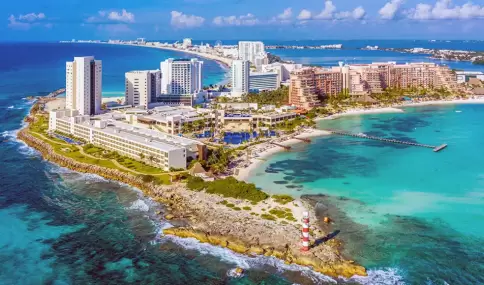 Vista de la zona hotelera de Canc�n frente al mar Caribe, uno de los paisajes m�s ic�nicos del destino.
