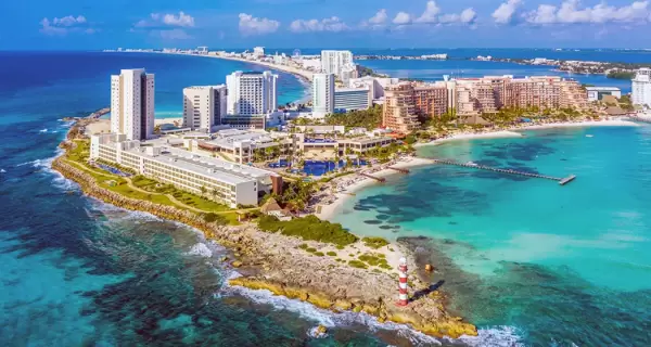 Vista de la zona hotelera de Canc�n frente al mar Caribe, uno de los paisajes m�s ic�nicos del destino.