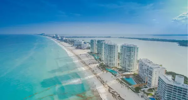 Canc�n ofrece playas de aguas tranquilas en el Caribe mexicano, ideales para disfrutar en familia.