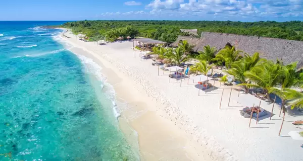 En Canc�n, las playas del Caribe mexicano despliegan aguas turquesas y arena blanca, un escenario que invita a disfrutar sin apuro.