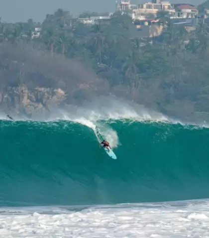 Las grandes olas de Puerto Escondido desaf�an a surfistas de todo el mundo.