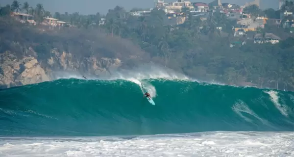Las grandes olas de Puerto Escondido desaf�an a surfistas de todo el mundo.