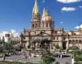 Guadalajara, entre su ic�nica catedral y la vibrante vida urbana de Jalisco.