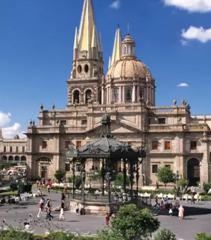 Guadalajara, entre su ic�nica catedral y la vibrante vida urbana de Jalisco.