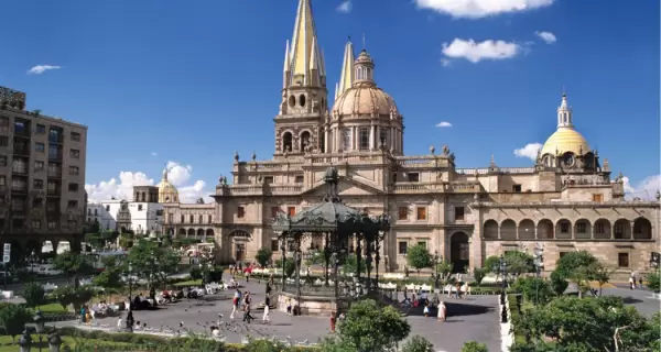 Guadalajara, entre su ic�nica catedral y la vibrante vida urbana de Jalisco.