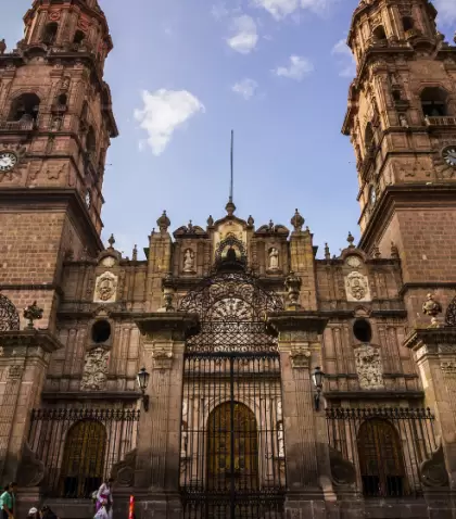 La Catedral de Morelia y la arquitectura colonial marcan el encanto de Morelia, Michoac�n.