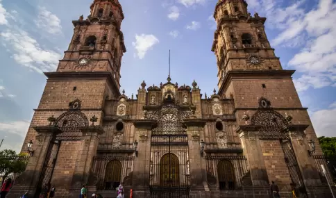 La Catedral de Morelia y la arquitectura colonial marcan el encanto de Michoac�n.