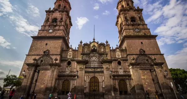 La Catedral de Morelia y la arquitectura colonial marcan el encanto de Morelia, Michoac�n.