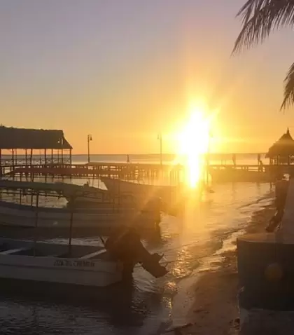 Desde el Boulevard de la Marina, en Isla Aguada, el sol desciende sobre el horizonte y regala una postal serena de la costa campechana.