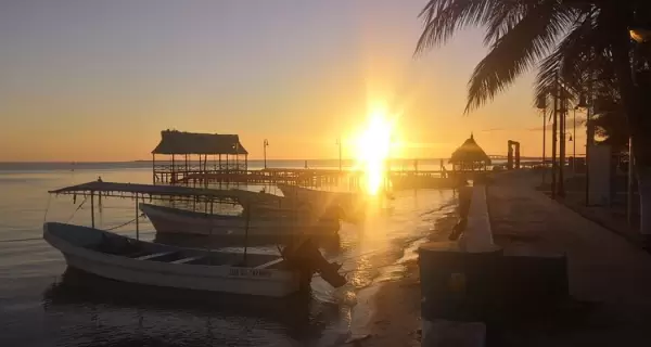 Desde el Boulevard de la Marina, en Isla Aguada, el sol desciende sobre el horizonte y regala una postal serena de la costa campechana.