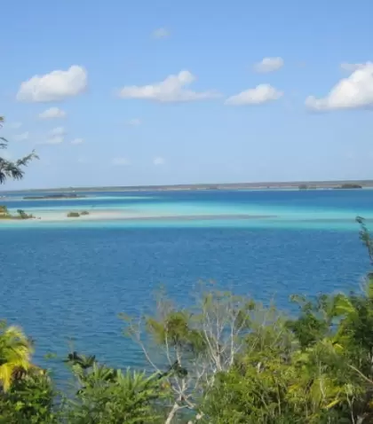 Bacalar y su laguna cautivan con aguas cristalinas y una tranquilidad que envuelve cada rinc�n.