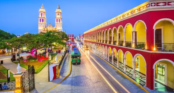 Campeche despliega su encanto entre calles coloniales, casas coloridas y el mar como tel�n de fondo.