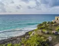 En Tulum, calles iluminadas y un ambiente tur�stico activo refuerzan la sensaci�n de un destino que recibe visitantes durante todo el a�o.