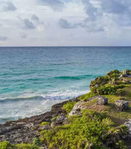 En Tulum, calles iluminadas y un ambiente tur�stico activo refuerzan la sensaci�n de un destino que recibe visitantes durante todo el a�o.
