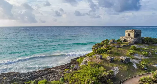 En Tulum, calles iluminadas y un ambiente tur�stico activo refuerzan la sensaci�n de un destino que recibe visitantes durante todo el a�o.