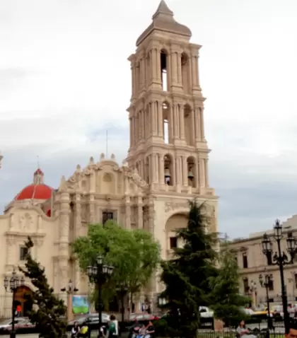 La Plaza de Armas y la imponente Catedral de Santiago, coraz�n hist�rico de la ciudad.