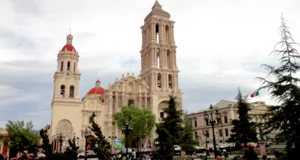 La Plaza de Armas y la imponente Catedral de Santiago, coraz�n hist�rico de la ciudad.