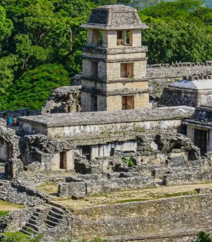 Explorar la zona arqueol�gica de Palenque es adentrarse en la grandeza de la civilizaci�n maya.