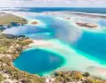 Laguna de Bacalar, un espejo de agua donde el tiempo parece detenerse.
