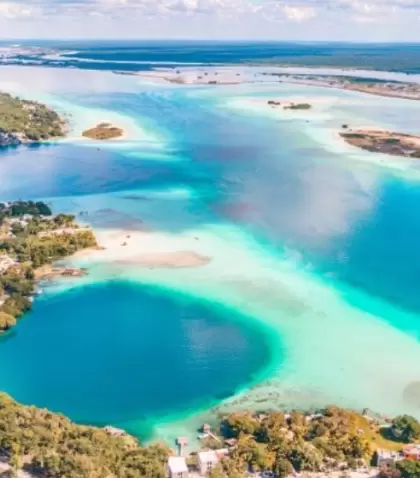 Laguna de Bacalar, un espejo de agua donde el tiempo parece detenerse.