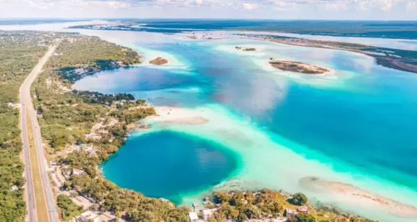Laguna de Bacalar, un espejo de agua donde el tiempo parece detenerse.