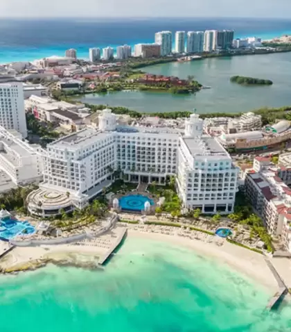Hospedaje con vistas: disfruta de la zona hotelera de Canc�n y sus playas caribe�as desde la comodidad de tu habitaci�n.