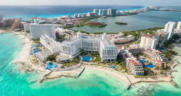 Hospedaje con vistas: disfruta de la zona hotelera de Canc�n y sus playas caribe�as desde la comodidad de tu habitaci�n.