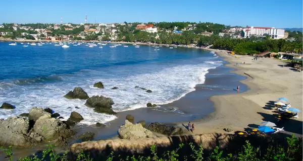 Sol, arena y mar sin gastar de m�s: as� se disfruta Puerto Escondido al m�ximo.