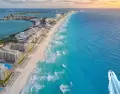 Diversi�n en familia junto al mar: en la tranquila playa de la zona hotelera, los m�s peque�os disfrutan del Caribe sin apuros.