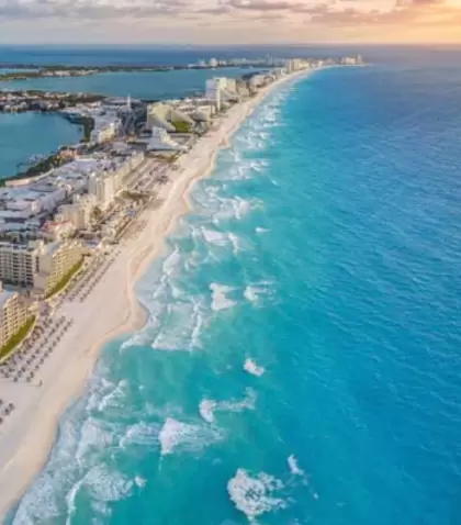 Diversi�n en familia junto al mar: en la tranquila playa de la zona hotelera, los m�s peque�os disfrutan del Caribe sin apuros.