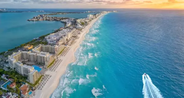 Diversi�n en familia junto al mar: en la tranquila playa de la zona hotelera, los m�s peque�os disfrutan del Caribe sin apuros.