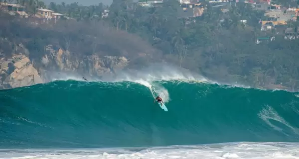 Zicatela, en Puerto Escondido, desaf�a a los surfistas con olas imponentes que hacen del Pac�fico un escenario extremo e inolvidable.
