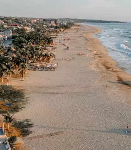 En Puerto Escondido, un atardecer que no se mira, se vive.