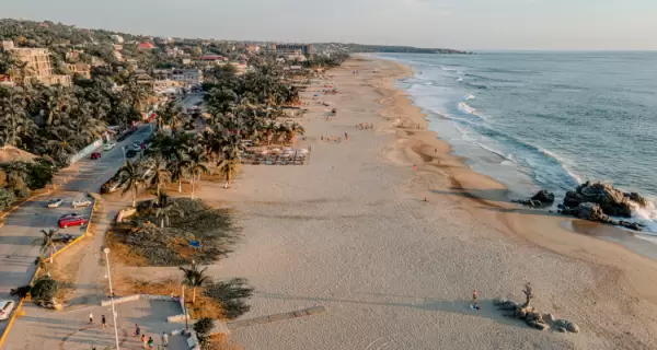 En Puerto Escondido, un atardecer que no se mira, se vive.