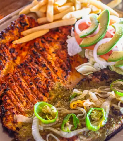 En Puerto Escondido, el pescado a la talla resume una cocina directa, sabrosa y profundamente local.