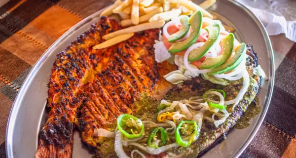 En Puerto Escondido, el pescado a la talla resume una cocina directa, sabrosa y profundamente local.