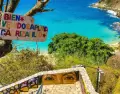 En Playa Carrizalillo, una bah�a calma ideal para nadar, con acceso por escaleras que conducen a un rinc�n �nico.