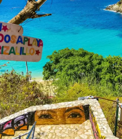 En Playa Carrizalillo, una bah�a calma ideal para nadar, con acceso por escaleras que conducen a un rinc�n �nico.