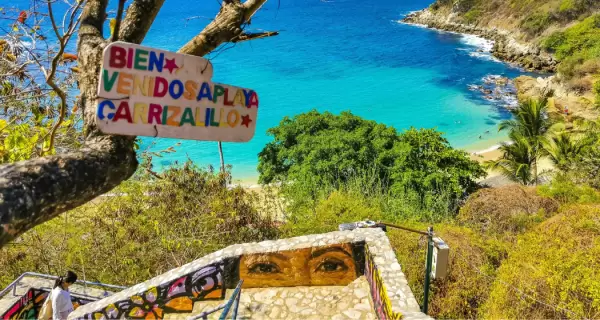 En Playa Carrizalillo, una bah�a calma ideal para nadar, con acceso por escaleras que conducen a un rinc�n �nico.