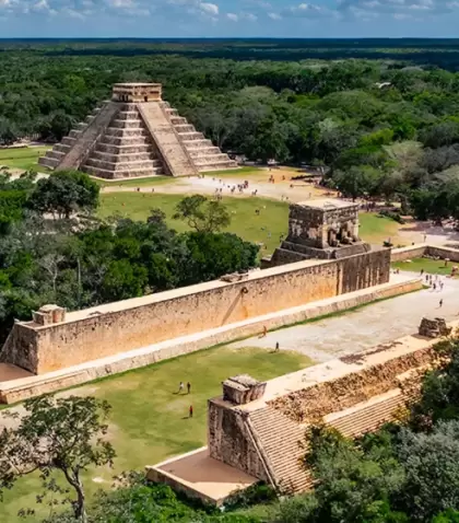 En Chich�n Itz�, llegar temprano permite contemplar la Pir�mide de Kukulk�n sin multitudes, en una atm�sfera de calma que transforma la experiencia.
