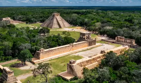 En Chich�n Itz�, llegar temprano permite contemplar la Pir�mide de Kukulk�n sin multitudes, en una atm�sfera de calma que transforma la experiencia.