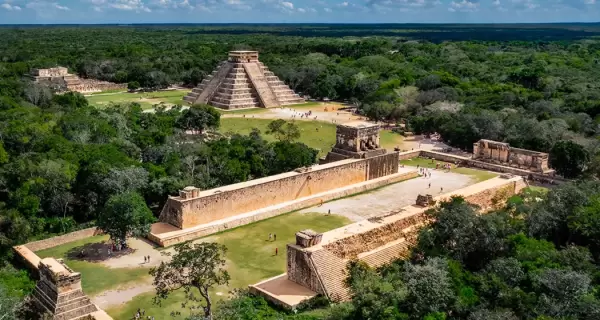 En Chich�n Itz�, llegar temprano permite contemplar la Pir�mide de Kukulk�n sin multitudes, en una atm�sfera de calma que transforma la experiencia.
