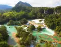 En Selva Lacandona, la vegetaci�n exuberante y los sonidos de la naturaleza envuelven cada recorrido en una experiencia tan intensa como aut�ntica.